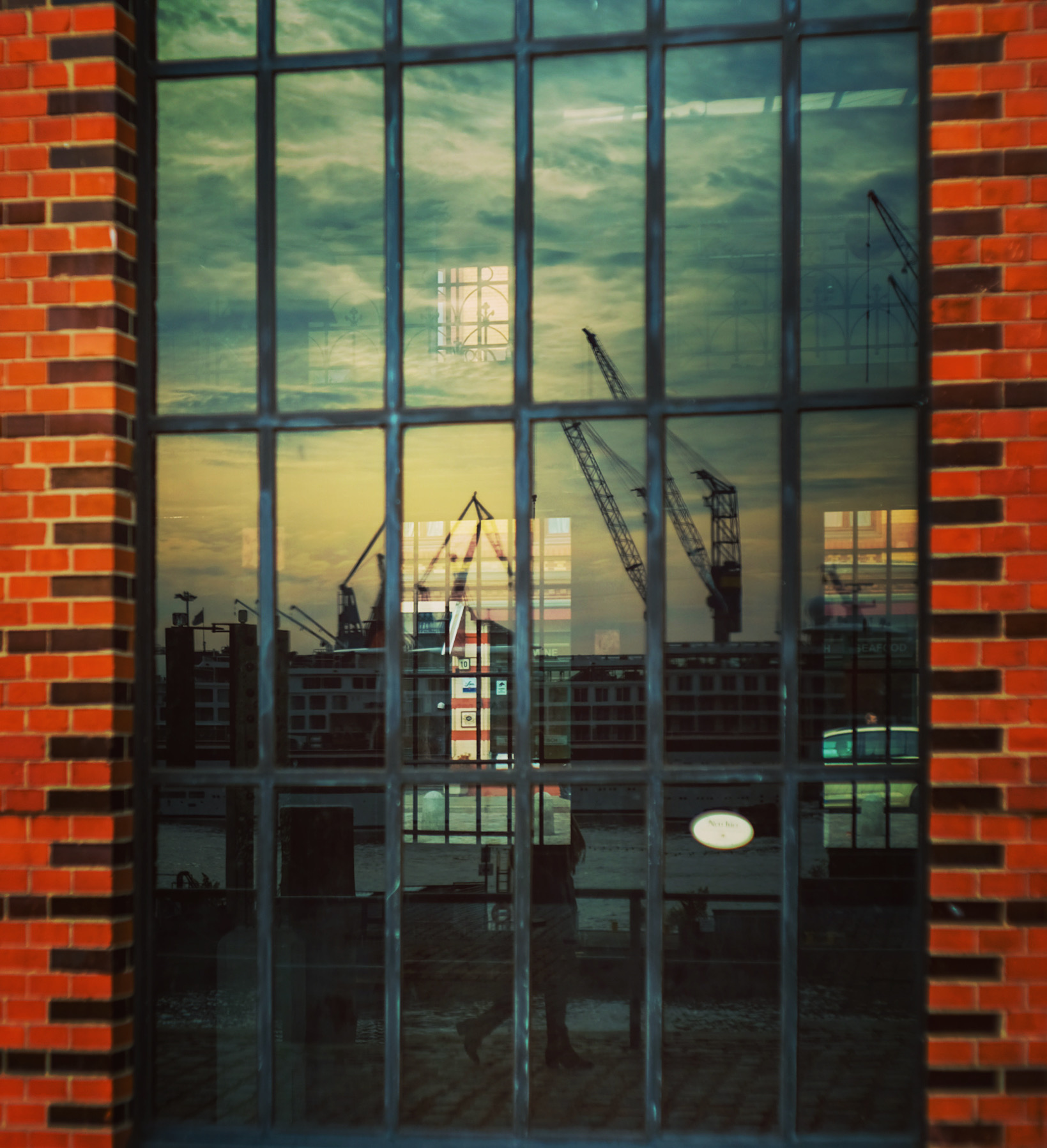 Fensterspiegelung im Hamburger Hafen