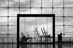 Blick durchs Glasportal auf den Hamburger Hafen