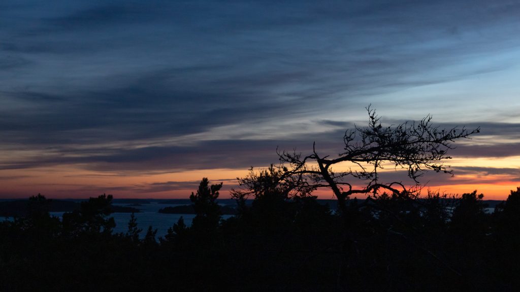 Sonnenuntergang aus der Perspektive der Schäreninsel Ornö