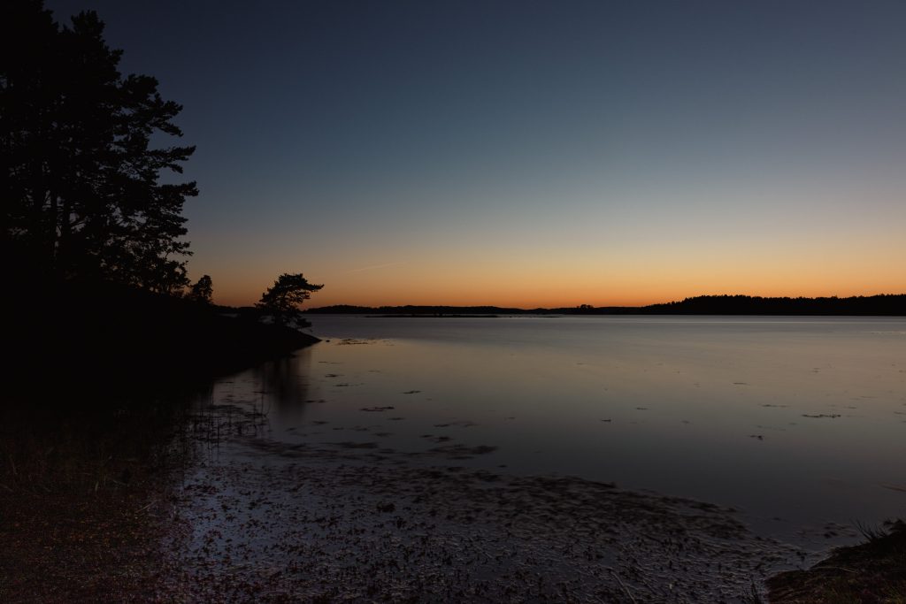 Sonnenuntergang am Ufer der Schäreninsel Ornö